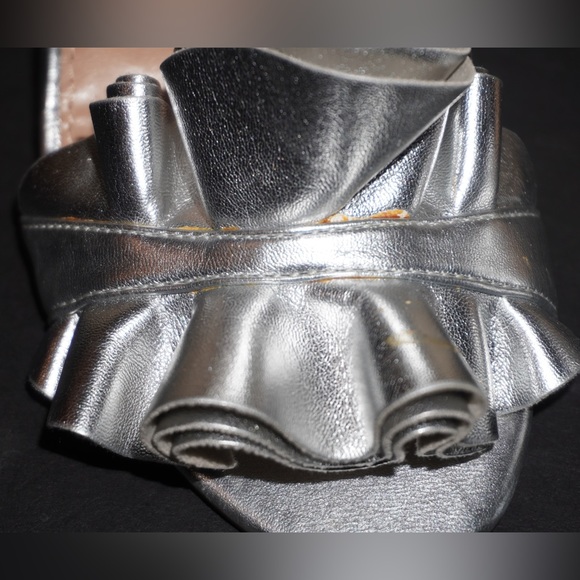 NWT Express Silver Ruffle Peep Toe Strappy High Heel Sandals. Size 8 - Picture 9 of 12